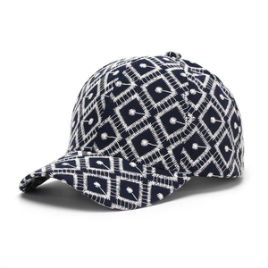Primer plano detallado de gorra azul marino con bordado geométrico de diamantes