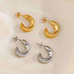 Boucles d'oreilles créoles évidées en C en or et argent sur tissu délicat