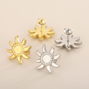 Dettaglio degli orecchini a lobo a forma di sole in acciaio oro e argento