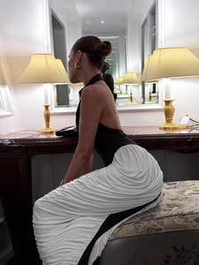 Elegantes Midi-Kleid in Schwarz-Weiß mit Neckholder und raffiniertem Rückenausschnitt