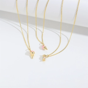 Ensemble de trois colliers dorés avec pendentifs sucette, glace et bonbon pour femmes
