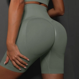 Detailansicht der nahtlosen High-Waist-Yoga-Shorts in Olivgrün mit Push-up-Effekt am Po