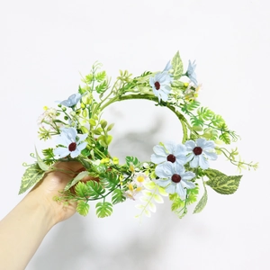 Artificial light blue daisy wreath with green ferns and white flowers for wedding table decor