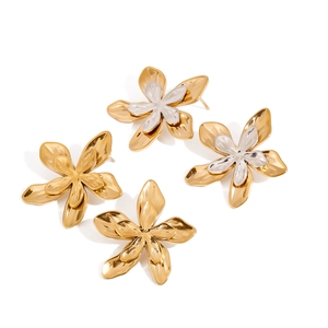 Two-tone gold and silver floral hammered stud earrings for women vacation style