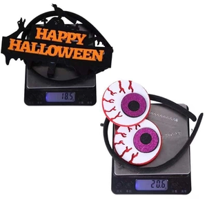 Vue détaillée de serre-têtes d'Halloween légers avec mesure du poids sur balance