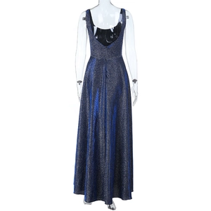 Détails du tissu pailleté bleu sur la robe de soirée dos nu avec une longue jupe en A