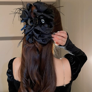 Pince à cheveux vintage en tissu noir avec plumes et strass pour un style élégant