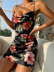 Detailansicht eines schwarzen Blumen-Satin-Trägerkleids mit elegantem Wasserfall-Ausschnitt