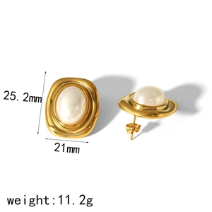 Detailed view of irregular square pearl earrings in gold with 25.2mm size markings