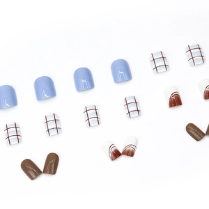 Faux ongles adhésifs à carreaux bleu et marron avec finition brillante élégante