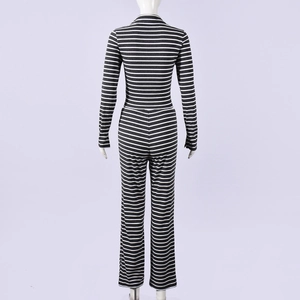 Rückansicht eines schwarz-weiß gestreiften, eng anliegenden Strick-Jumpsuits