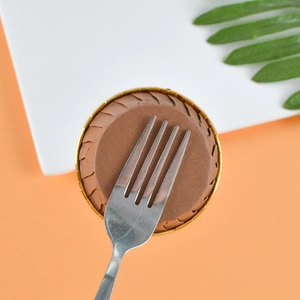 Τεχνητό μοντέλο cupcake σοκολάτας σε καφέ χάρτινη θήκη με χρυσό χείλος για διακόσμηση