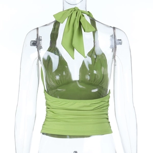 Détail du haut dos nu vert herbe avec fronces et attaches de cou ajustables