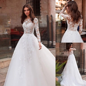 Robe De Mariée Élégante En Dentelle À Manches Longues Avec Tulle Silhouette En A Boutons Dos Col Rond Longueur Sol