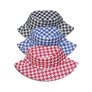 Cappelli alla pescatora con motivo pied-de-poule nero, blu e rosso per protezione solare