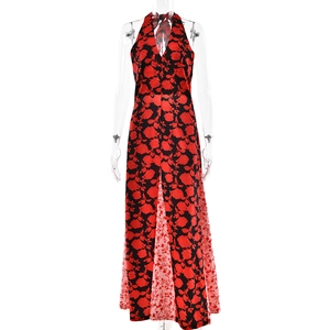 Détail de robe dos nu avec décolleté plongeant en V et imprimés de roses rouges