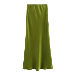 Détail montrant la texture brillante et l'éclat soyeux de la jupe midi en satin vert olive