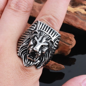 Gros plan sur la bague tête de lion argentée avec détails en relief et fini vieilli
