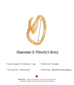 Makroaufnahme des goldenen Schlangenrings mit feinen Schuppen und weißen Zirkonia