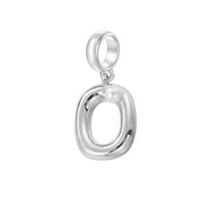 Gros plan du pendentif lettre O argenté avec perle blanche sur fond blanc épuré