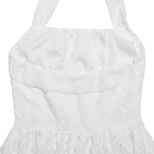 Détail de la robe en dentelle blanche montrant la broderie et la fermeture éclair cachée