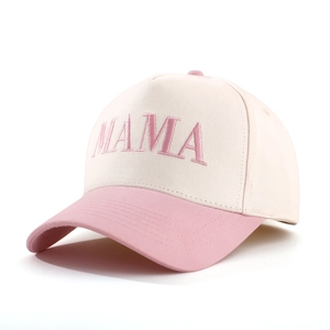 Dettaglio del ricamo MAMA su un cappellino da baseball bicolore in twill di cotone
