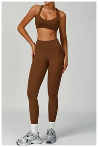 Détail du pantalon de yoga marron chocolat à taille haute et du soutien-gorge de sport
