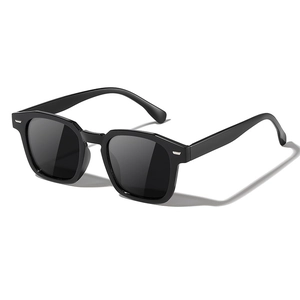 Klassische schwarze quadratische Sonnenbrille mit dunklen Gläsern im 45-Grad-Winkel