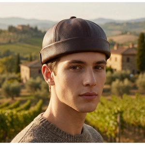 Dettaglio di un cappello docker in pelle marrone scuro con trama e grana vintage autentica