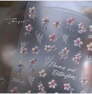 Macro-opname van 5D reliëf nagelstickers met gradiënt bloemen en witte vlinderpatronen