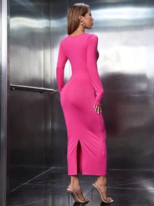 Vestido ajustado rosa fucsia de manga larga con cuello cuadrado en punto elástico
