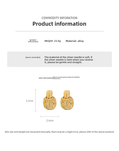 Détail des boucles d'oreilles dorées de 5,1 cm montrant les dimensions et le poids de 22,4g