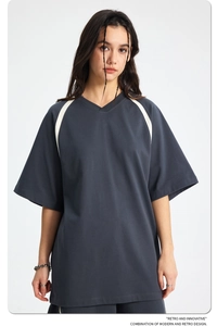 Λεπτομερής λήψη vintage oversized μπλούζας με λαιμόκοψη V και ρίγες στους ώμους
