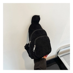 Detailansicht der schwarzen Cord-Umhängetasche mit Silberreißverschlüssen und Doppelpocket