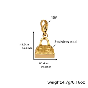 Detailansicht eines Handtaschenanhängers aus vergoldetem Edelstahl mit den Maßen 1,9x1,4cm