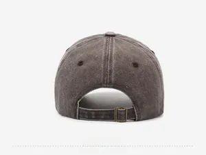 Dettaglio della fibbia metallica regolabile sul retro del cappellino da baseball grigio