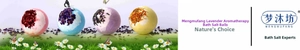 Détails de quatre boules de bain aux fleurs séchées colorées et huiles essentielles