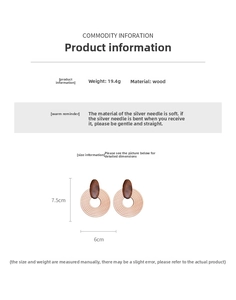 Vue détaillée de boucles d'oreilles bohèmes en bois avec grain naturel et tiges en argent