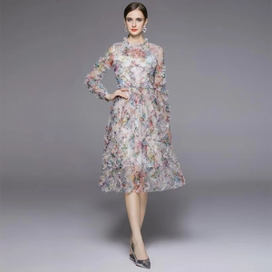 Vestido midi de gasa con estampado floral, manga larga y volantes en capas elegantes