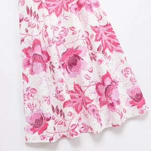 Robe brodée à fleurs avec motif floral rose sur fond blanc et détails ajourés fins