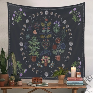 Detail eines dunkelgrauen Mondphasen-Wandteppichs mit botanischen Drucken in Wohnumgebung