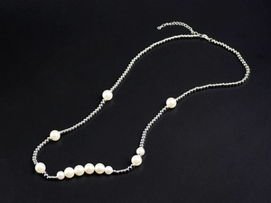 Detail of silver beads and cream pearls alternating on a titanium steel necklace