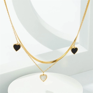 Collar dorado de doble capa con colgantes de corazón blancos y negros y cadena de serpiente