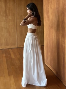 Ensemble élégant 2 pièces blanc en coton avec crop top dos nu et jupe longue évasée