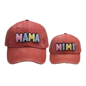 Détail de casquettes rouges en coton délavé avec broderie chenille MAMA et MINI colorée