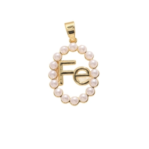 Pendentif en U plaqué or avec perles blanches et lettrage Fe sur fond blanc neutre