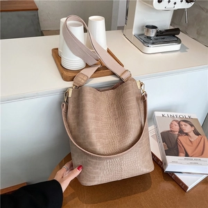 Women Crocodile Embossed Bucket Bag PU Leather Large Capacity With Wide Woven Shoulder Strap Gold Hardware Retro Fashion