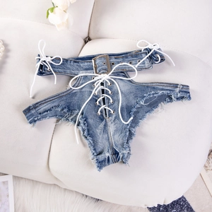 Detailansicht der blauen Denim-Mikroshorts mit weißer Schnürung und ausgefransten Kanten