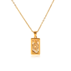 Dettaglio della collana quadrata dorata con intarsio in conchiglia e timone a vela