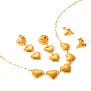 Set di gioielli in acciaio al titanio dorato con collana a cuore e orecchini abbinati